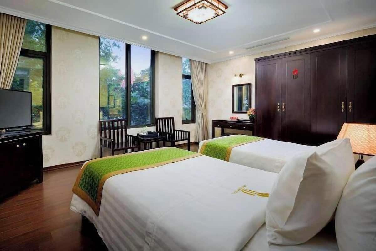 Premium bedding, minibar, in-room safe, desk