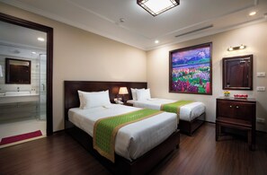 Superior Twin Room | Peralatan tempat tidur premium, bar mini, peti besi dalam bilik, meja 