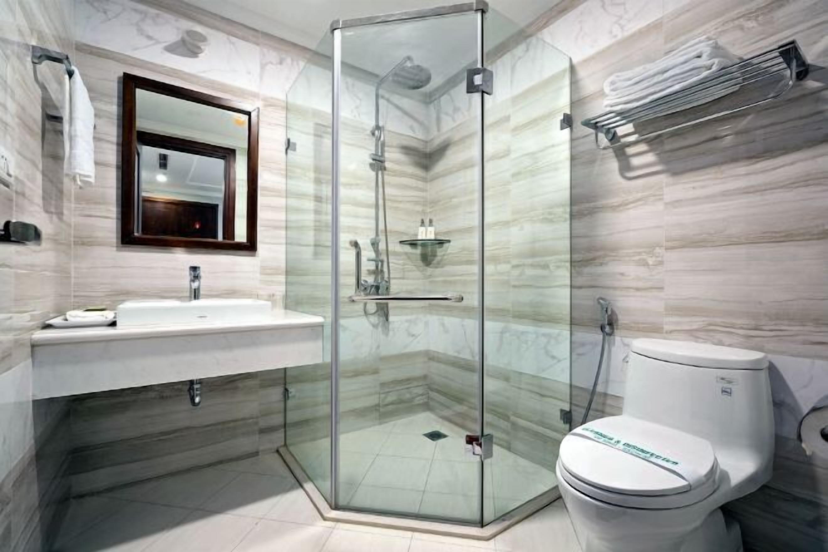 욕실 | 샤워 시설, 무료 세면용품, 헤어드라이어, 슬리퍼