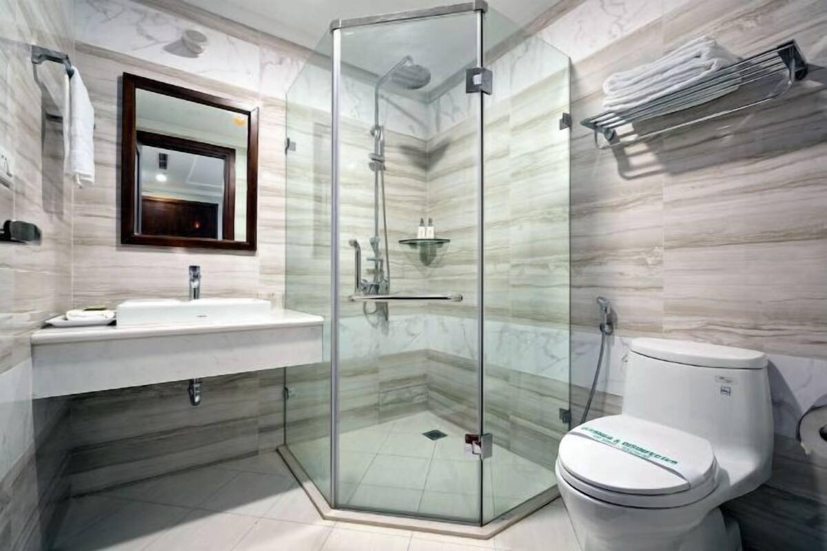 Salle de bain | Douche, articles de toilette gratuits, sèche-cheveux, chaussons