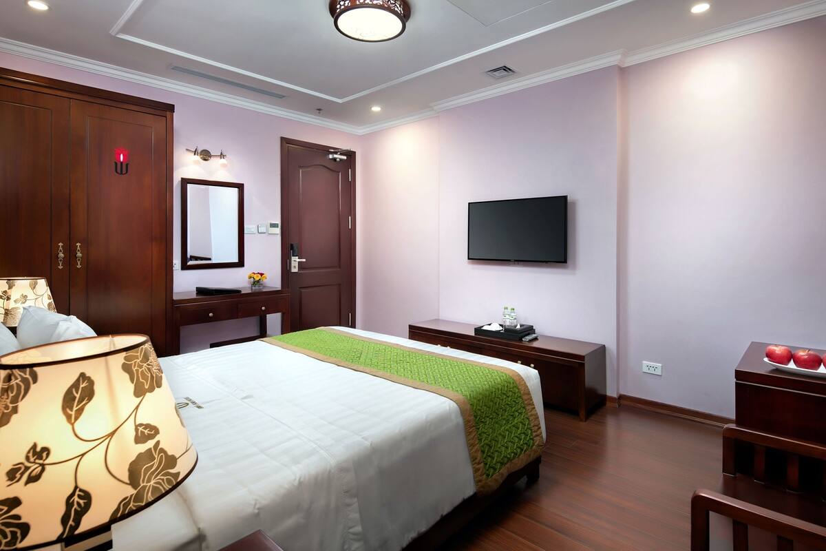 Premium bedding, minibar, in-room safe, desk