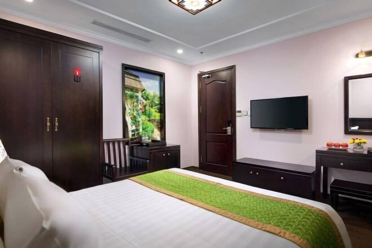 Premium bedding, minibar, in-room safe, desk