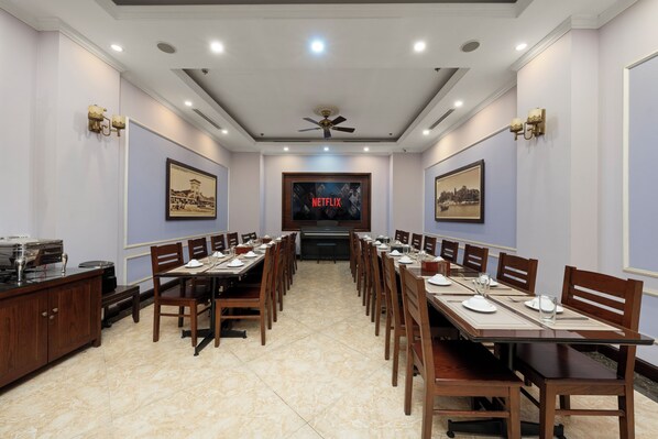 A conference room with a long table, chairs, and a television screen displaying 'NETFLIX'. - Bay Luxury Binh Anh Grand Hotel (Hanoi)
