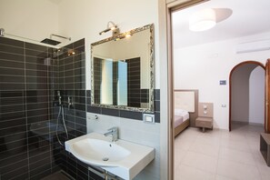 Junior Suite, 1 Bedroom, Balcony | Bilik Mandi | Pancuran mandi, hulu semburan mandi hujan, pengering rambut, selipar 