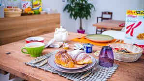 A breakfast table with a croissant, coffee cups, a teapot, and a box of Kellogg's Special K cereal. - Il Gallo con gli Stivali (Termoli)