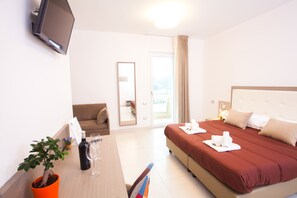 Junior Suite, 1 Bedroom, Balcony | In-room safe, desk, laptop workspace, blackout drapes - Il Gallo con gli Stivali (Termoli)