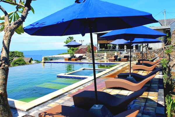 Una piscina al aire libre, una piscina infinita