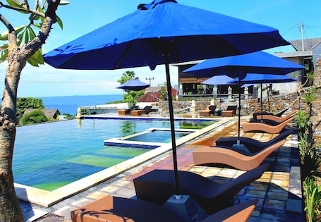 Una piscina al aire libre, una piscina infinita