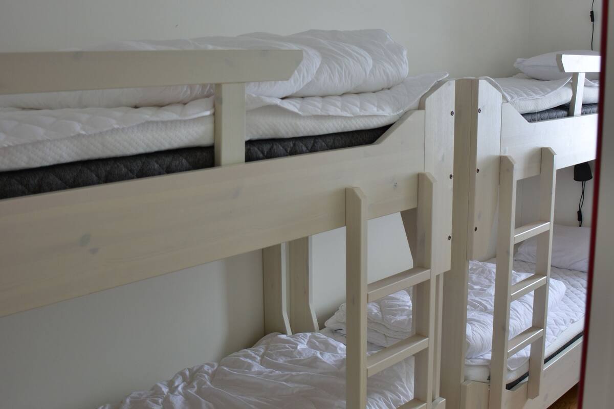 Apartment 9 | 2 bedrooms, blackout curtains, soundproofing, cots/infant beds