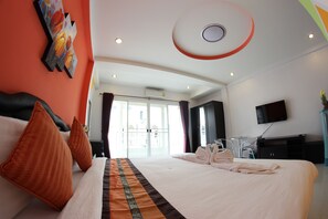 King Suite with Balcony | 客房内保险箱、特色装修、特色家居、遮光窗帘