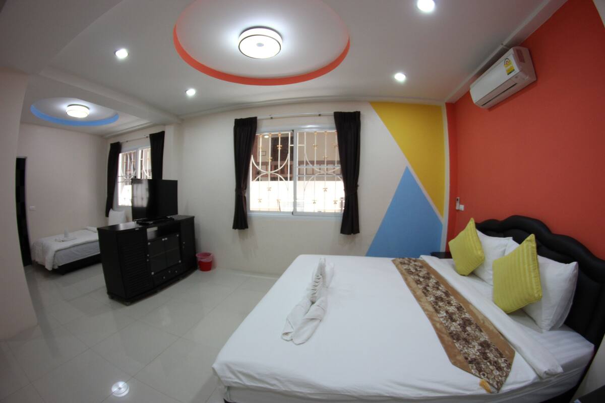 Deluxe Double Room With Sofa Bed | 客房内保险箱、遮光窗帘、免费 WiFi、特色装修