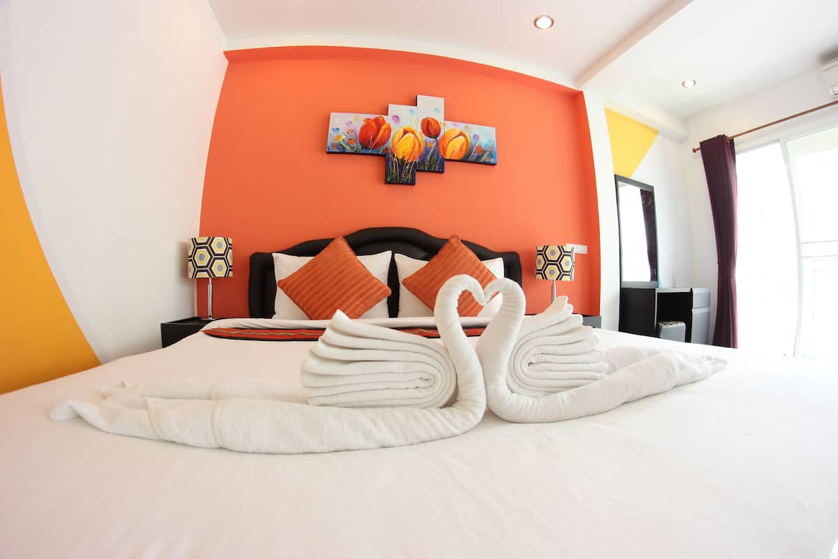 King Suite with Balcony | 客房内保险箱、遮光窗帘、免费 WiFi、特色装修