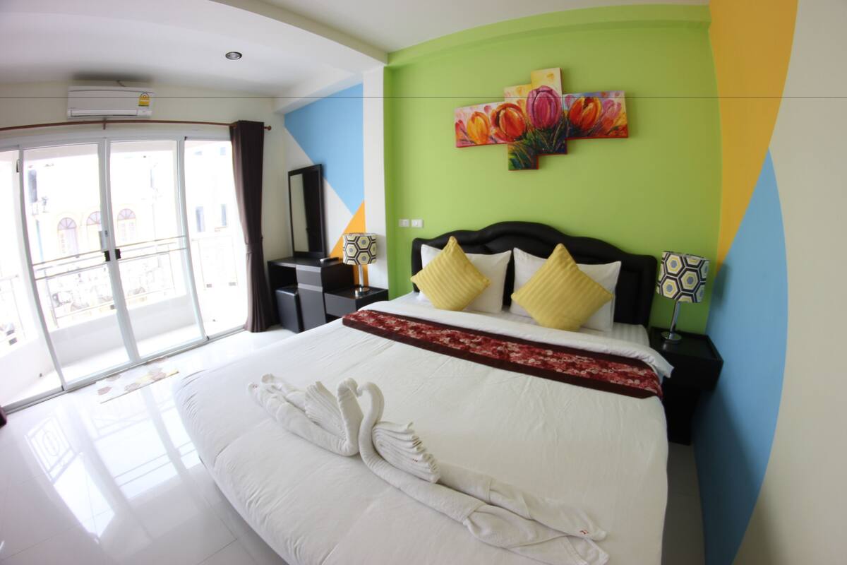 King Suite with Balcony with Sofa Bed | 客房内保险箱、遮光窗帘、免费 WiFi、特色装修