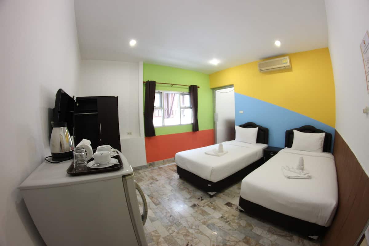 Twin Room | In-room safe, individually decorated, individually furnished