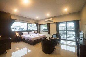 Minibar, blackout drapes, free WiFi, bed sheets - Green Leaf Hostel (Phuket)