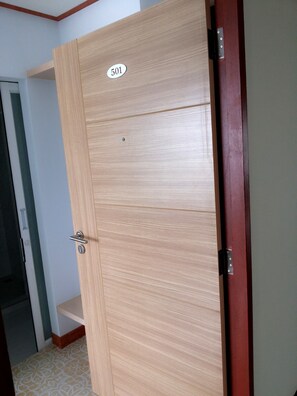 Minibar, escritorio y wifi gratis 