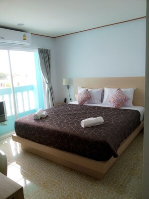 Minibar, escritorio y wifi gratis 