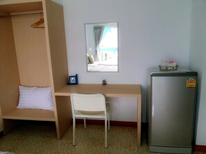 标准双人房 | 迷你吧、办公桌、免费 WiFi