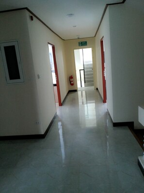 标准双床房 | 迷你吧、办公桌、免费 WiFi