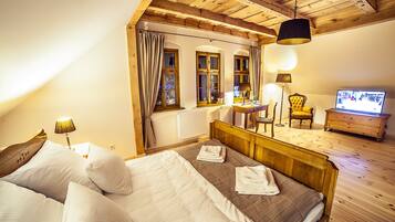 Deluxe Double Room, 1 Bedroom | Pillowtop beds, desk, free WiFi