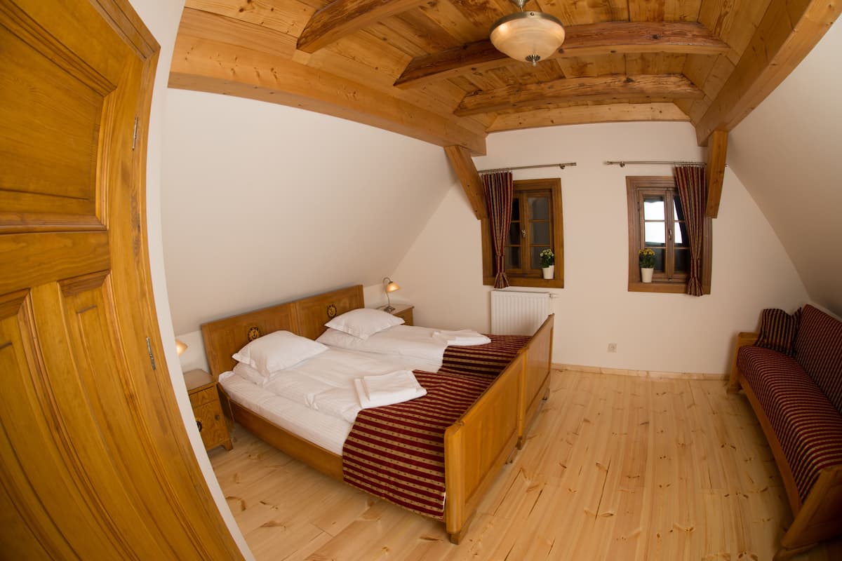 Comfort driepersoonskamer, 1 slaapkamer | Pillowtop-bedden, een bureau, gratis wifi