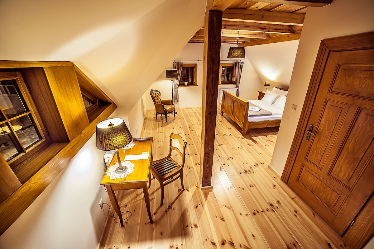 Deluxe tweepersoonskamer, 1 slaapkamer | Pillowtop-bedden, een bureau, gratis wifi