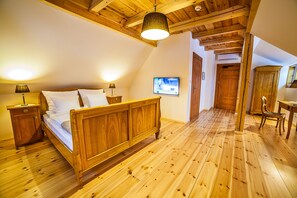 Kamar Double Deluks, 1 kamar tidur | Bantalan ekstra lembut, meja kerja, dan Wi-Fi gratis