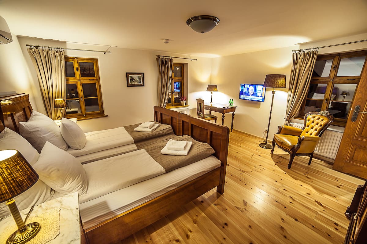 Chambre Confort avec lits jumeaux, 1 chambre | Lit avec matelas Ă plateau-coussin, bureau, accĂšs au Wi-Fi (inclus)