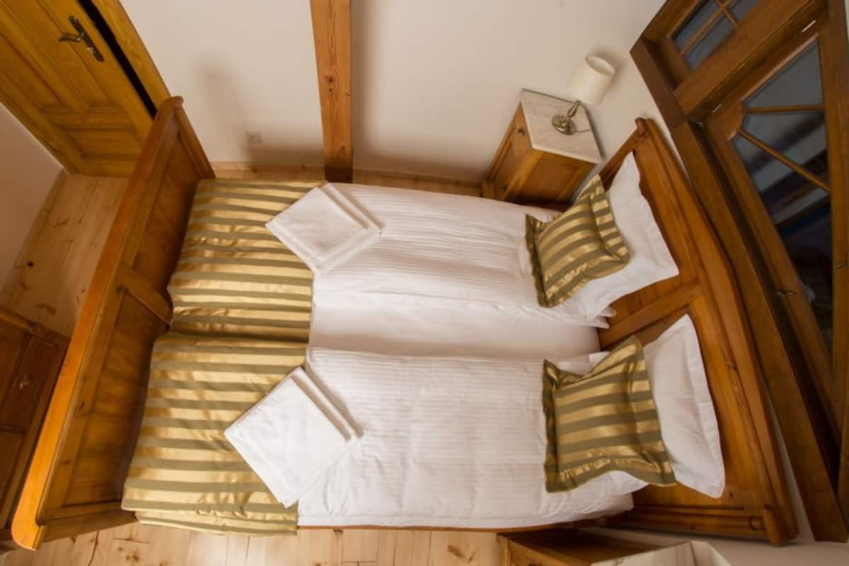 Comfort tweepersoonskamer, 1 tweepersoonsbed | Pillowtop-bedden, een bureau, gratis wifi