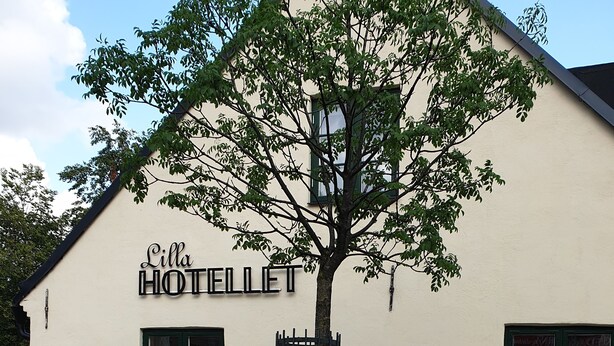 Un bâtiment sur lequel on peut lire l’inscription « Lilla Hotellet ».