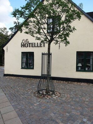 A building with a sign reading "Lilla Hotellet". - Lilla Hotellet (Lund)