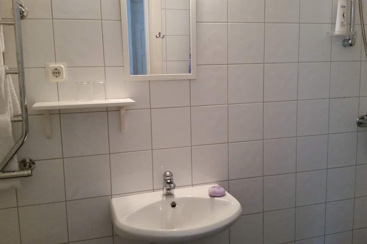 single room | bathroom | free toiletries, hair dryer, towels