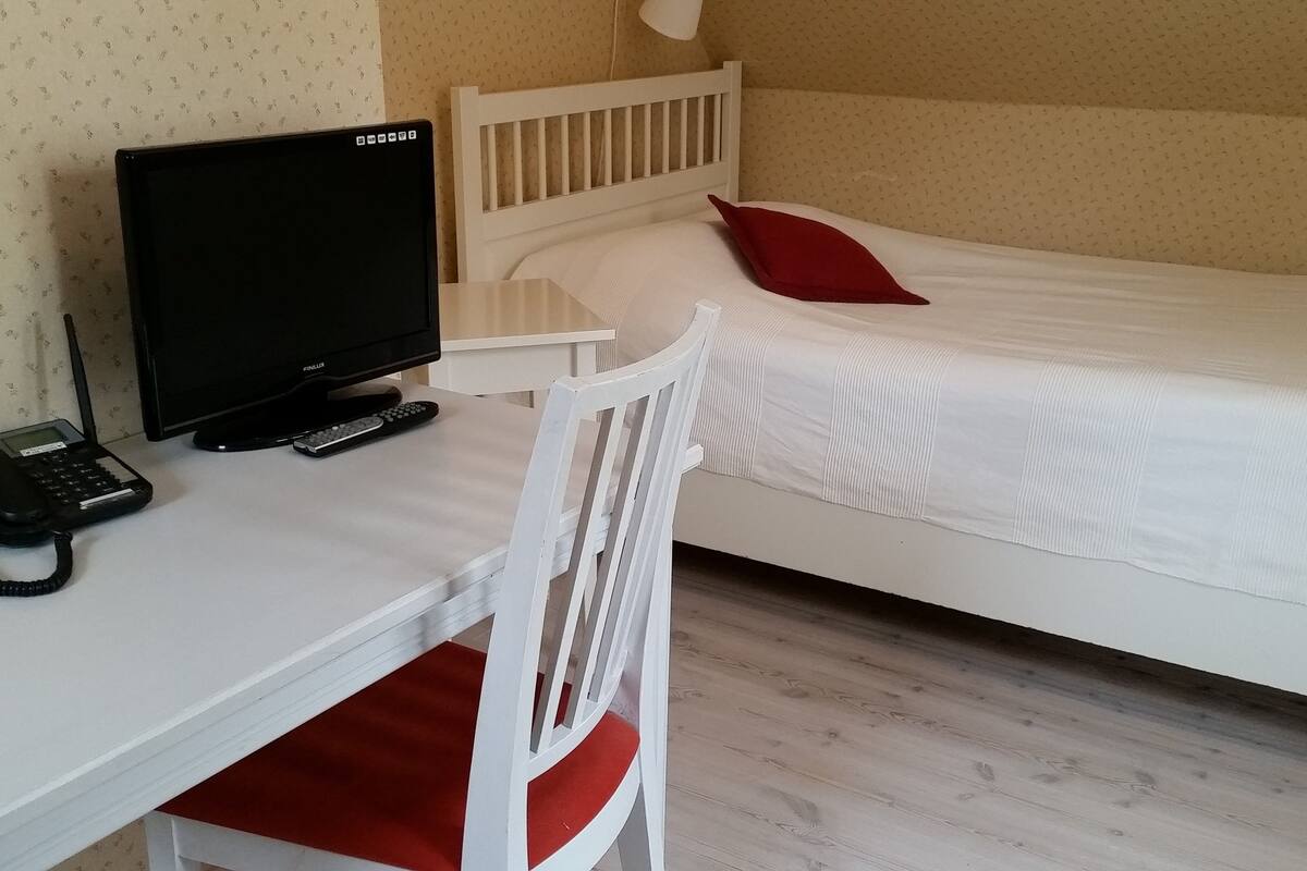 grand lit room | bathroom | free toiletries, hair dryer, towels