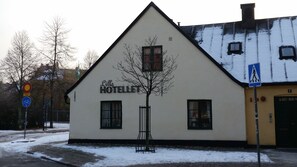 A white building with a sign reading "Lilla Hotellet" and a tree in front. - Lilla Hotellet (Lund)