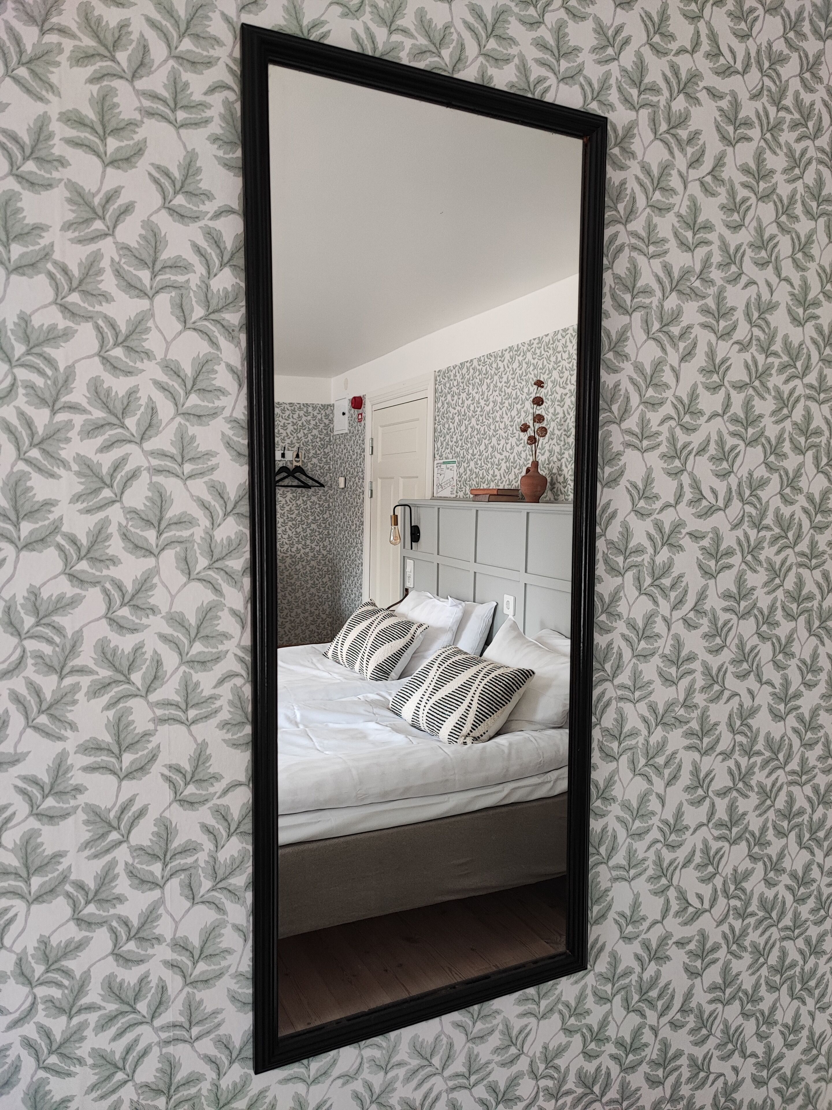 Tweepersoonskamer | Een bureau, verduisterende gordijnen, geluiddichte muren