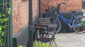 Un bâtiment en briques avec un vélo garé devant.