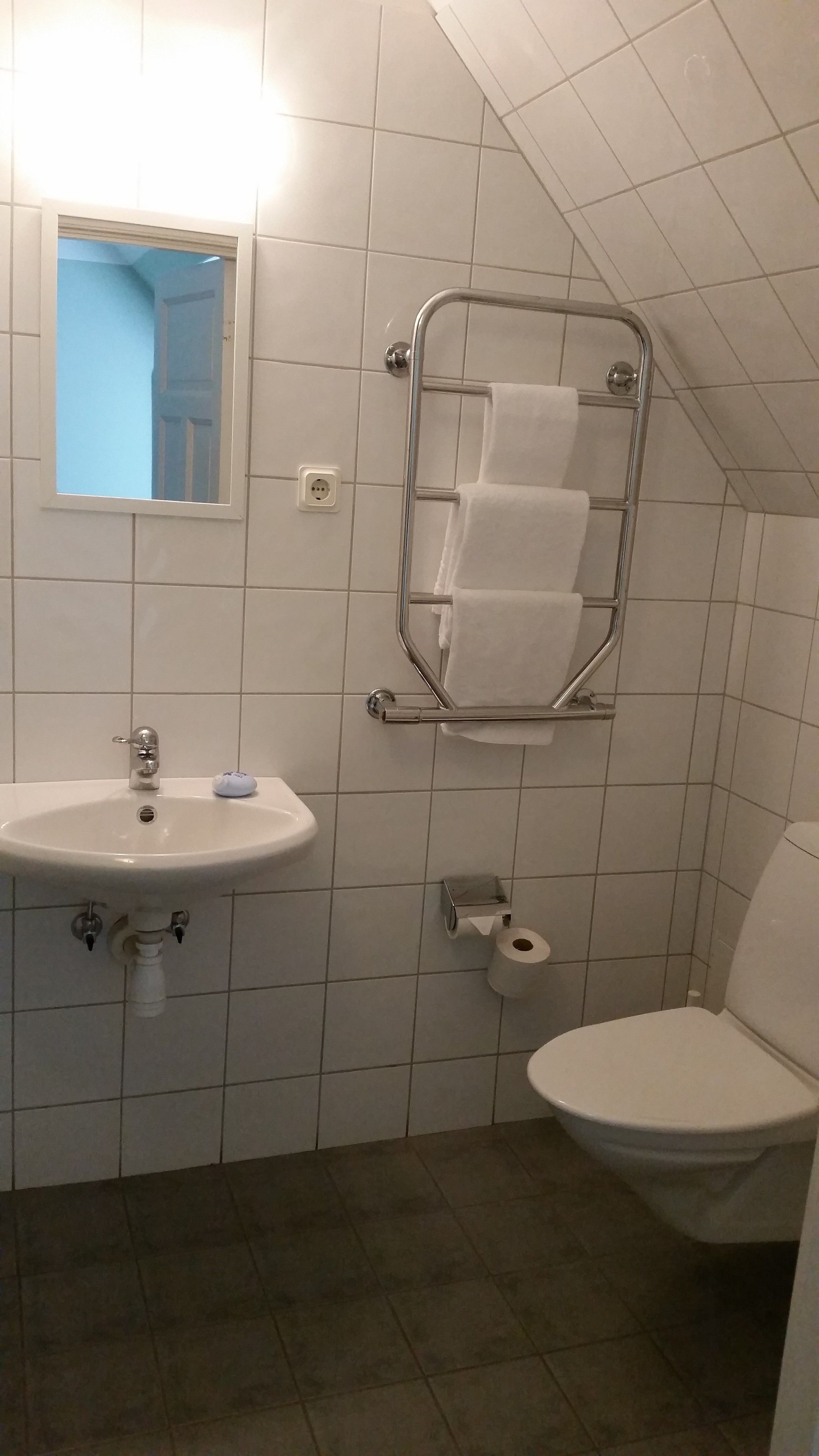 grand lit room | bathroom | free toiletries, hair dryer, towels