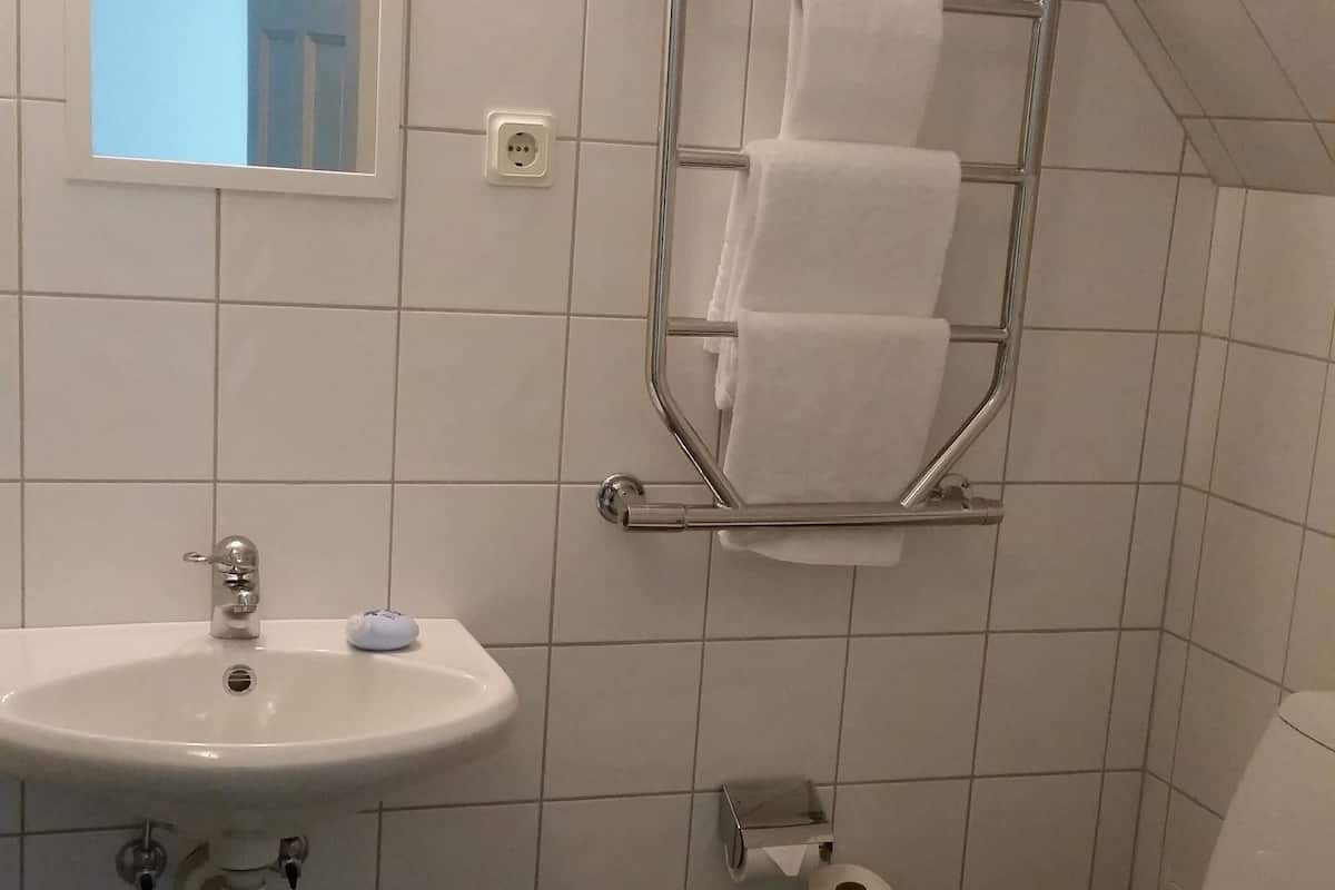 grand lit room | bathroom | free toiletries, hair dryer, towels