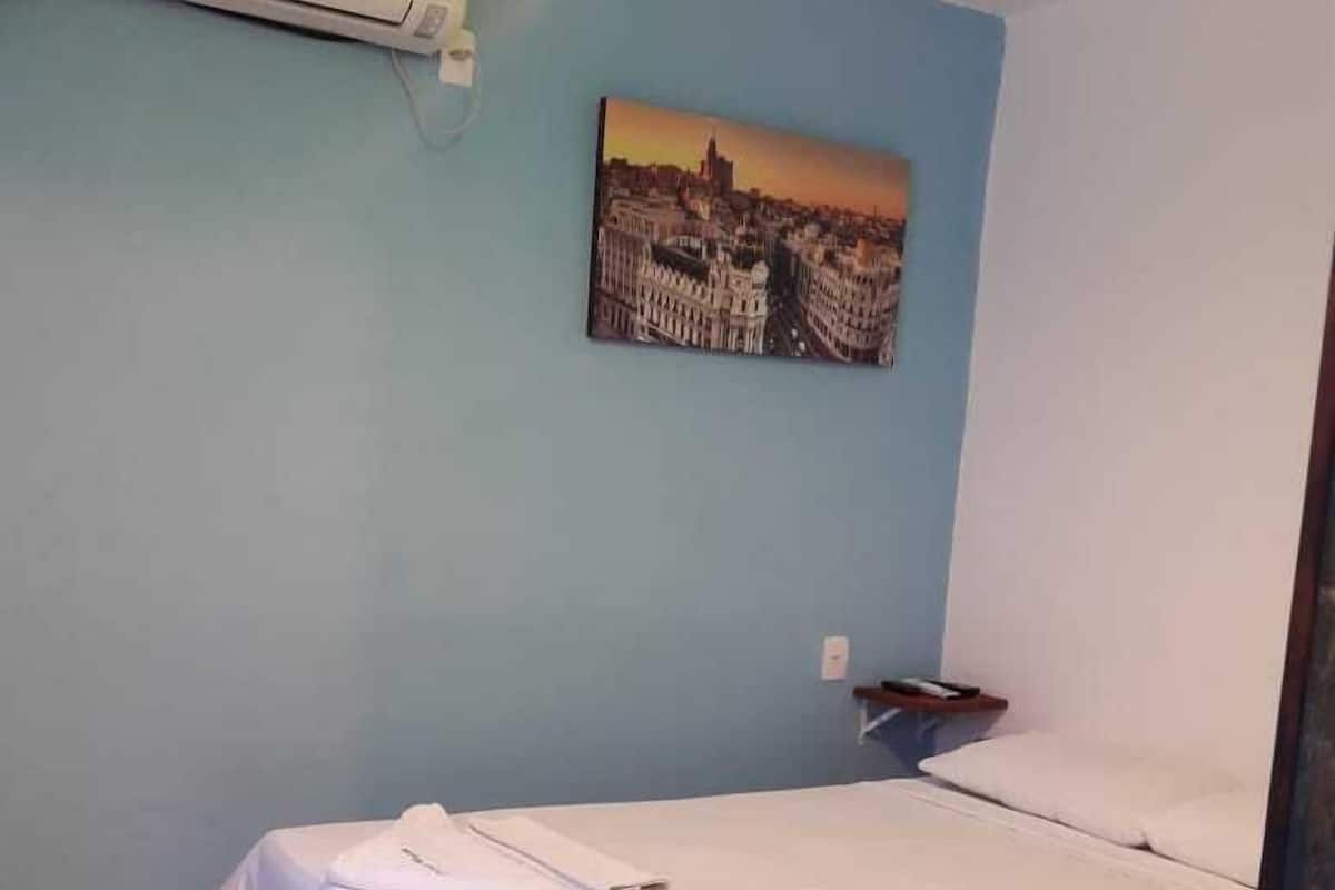 Quarto triplo standard | Frigobar, cofres nos quartos, cortinas blackout