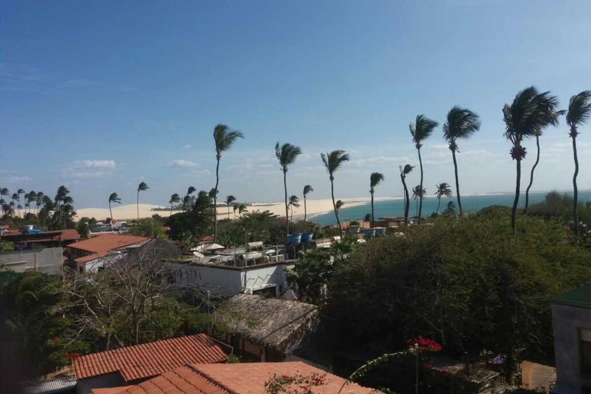 Quarto quádruplo luxo | Frigobar, cofres nos quartos, cortinas blackout