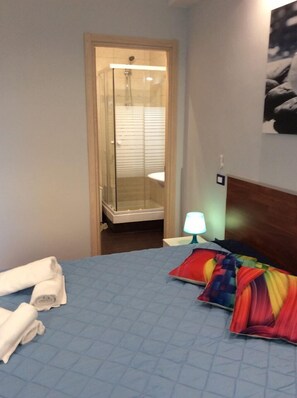 Dobbeltrom (Blu) | 1 soverom, sengetøy av topp kvalitet, skrivebord og strykejern/-brett