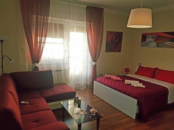 Firemannsrom (Rossa) | 1 soverom, sengetøy av topp kvalitet, skrivebord og strykejern/-brett