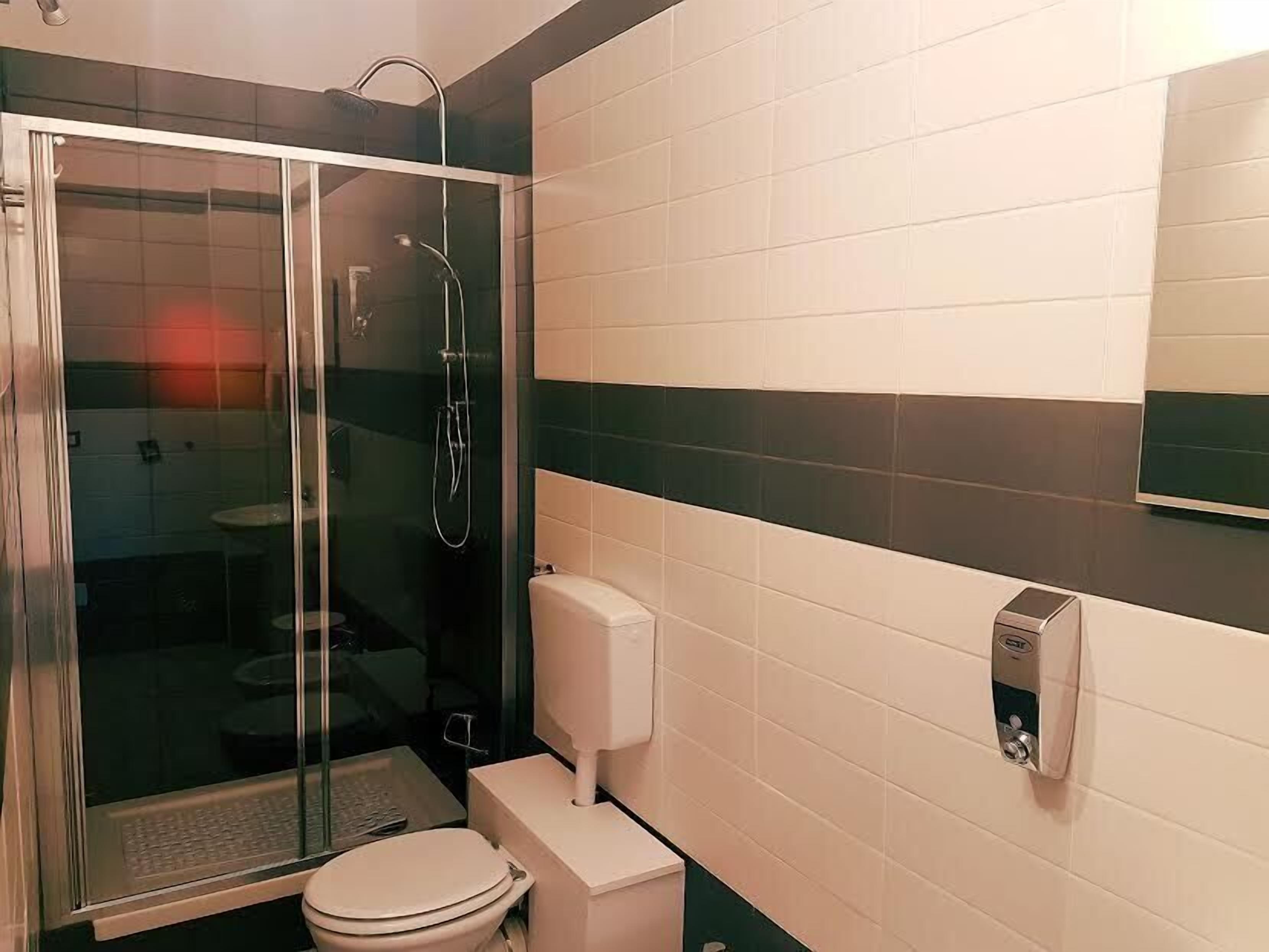 Quadruple Room (Rossa) | Bathroom | Shower, free toiletries, hair dryer