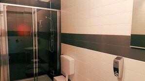 Quadruple Room (Rossa) | Bilik Mandi | Pancuran mandi, kelengkapan dandanan diri percuma, pengering rambut 