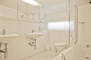 Chalet, Multiple Bedrooms, Terrace, Mountain View (3 Ensuite bathrooms) | Bathroom