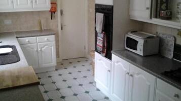 Full-size fridge, microwave, oven, electric kettle