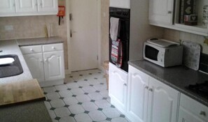 Full-sized fridge, microwave, oven, electric kettle - Fern Lodge (Preston)