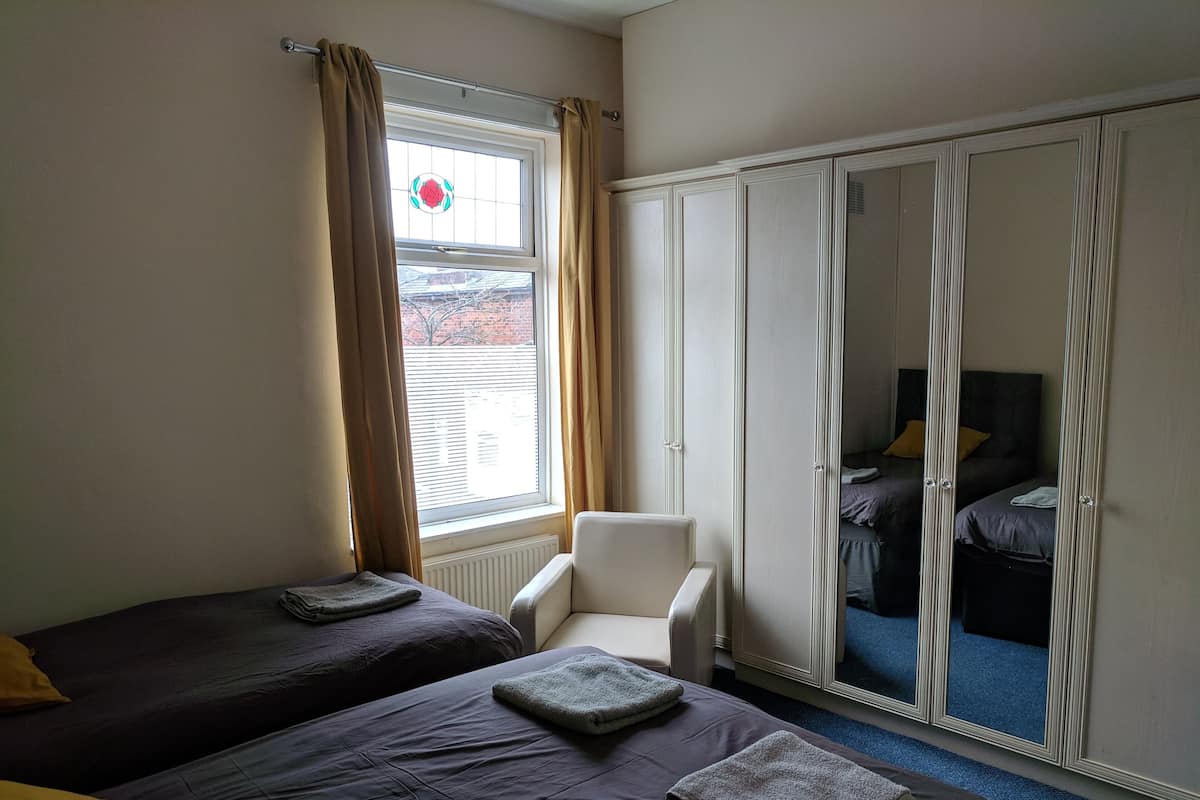 4 bedrooms, Egyptian cotton sheets, premium bedding, blackout curtains