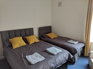 Egyptian cotton sheets, premium bedding, blackout curtains, free WiFi - Fern Lodge (Preston)