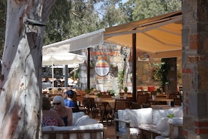 Se sirven desayunos, comidas y cenas con vista a la playa 